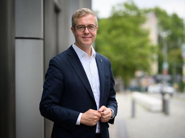PRODUKTION - 19.08.2026, Berlin: Stefan Evers (CDU), Berliner Senator für Finanzen und Spitzenkandidat der CDU für die Wahl des Berliner Abgeordnetenhauses, steht nach einem Gespräch mit der Deutschen Presse-Agentur dpa vor dem Newsroom der Nachrichtenagentur. (zu dpa: «Die Spitzenkandidaten bei der Wahl zum Abgeordnetenhaus») Foto: Bernd von Jutrczenka/dpa +++ dpa-Bildfunk +++