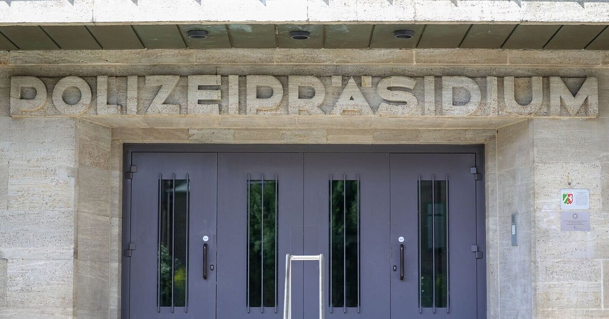 Absichtlich angefahren? Verletzte Frau am Straßenrand | NRW