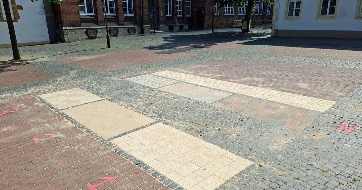 Bielefelds Klosterplatz im Test: Anschauliche Musterflächen zeigen die künftige Optik