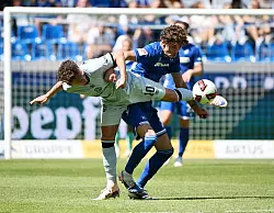 Der Bielefelder Jannik Rochelt (l.) und der Karlsruher Moritz Broschinski kämpfen um den Ball. - © Uli Deck/dpa