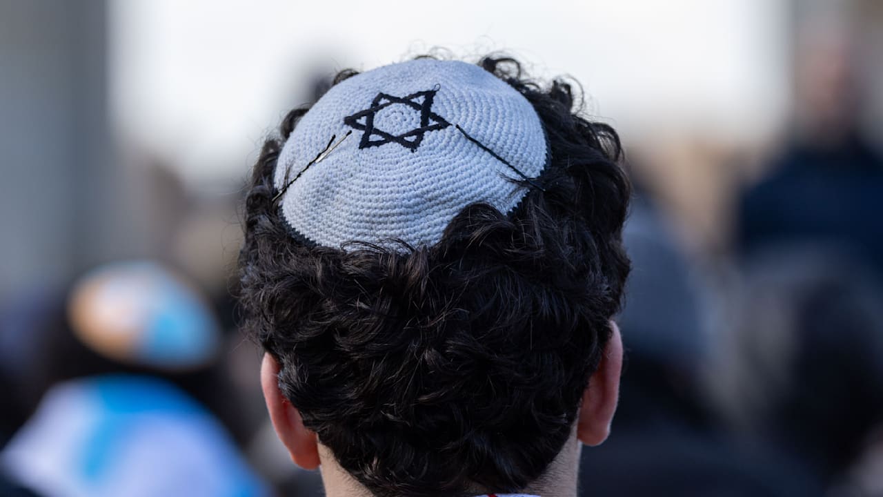 In Berlin: Mann mit Kippa beleidigt und verfolgt | Regional