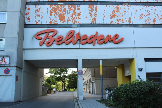 »Belvedere«, vom italienischen bel vedere »schöne Aussicht« steht über dem Zugang zur Siedlung.