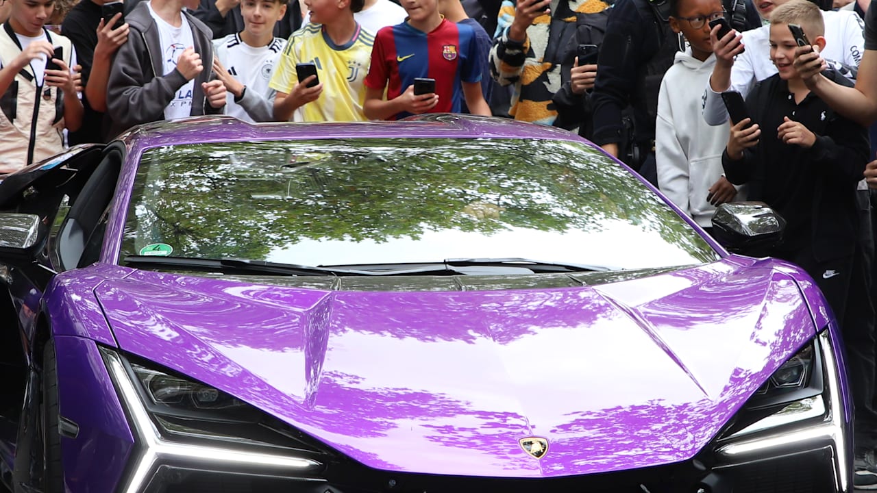 In Berlin: Lilafarbener Lamborghini löst Massenansturm aus | News