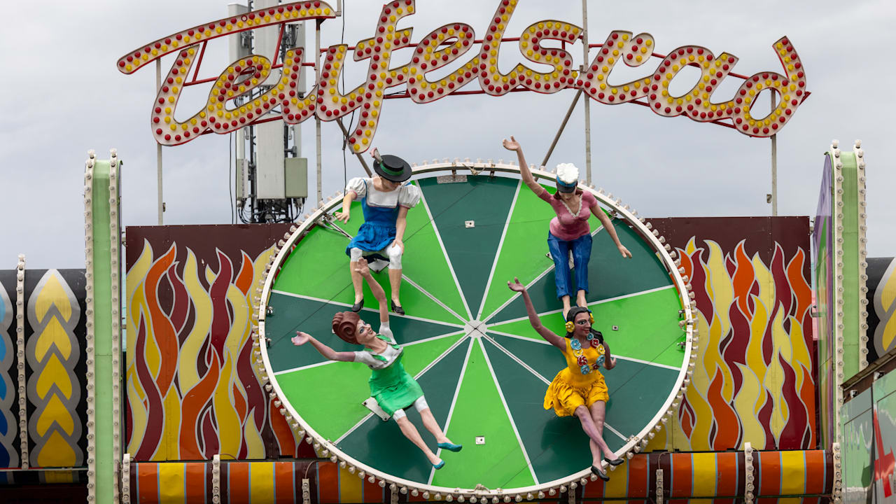 Oktoberfest: Betreiberin von Wiesn-Karussell lässt Figuren umgestalten | Regional