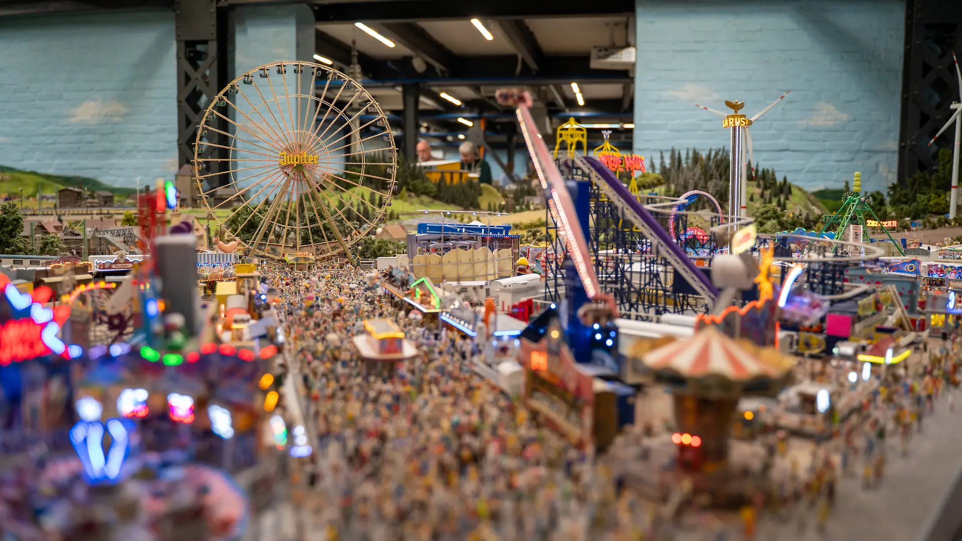 Das Bild zeigt zahlreiche Figuren im Nachbau einer Kirmes in Mitteldeutschland in einer Themenwelt des Miniatur Wunderland.