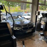 Ein Auto kracht ins Fitnessstudio FitX am Harpener Hellweg in Bochum.