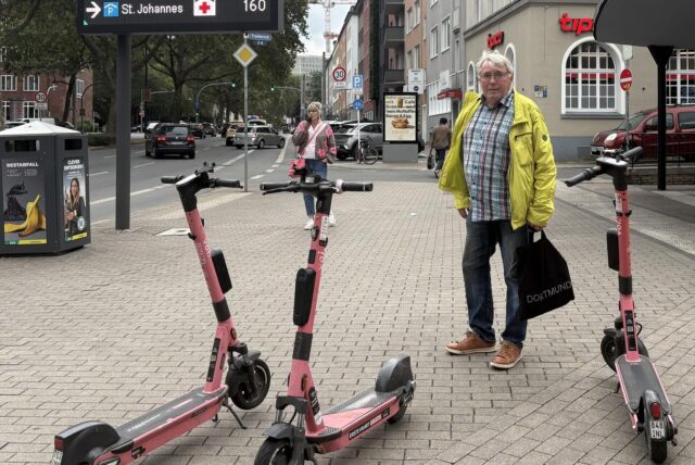 Drei E-Scooter stehen mitten auf dem Gehweg.