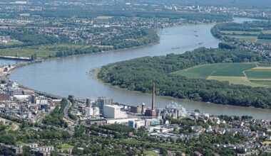 Köln: Tankschiff verliert Anker auf dem Rhein vor Godorfer Hafen