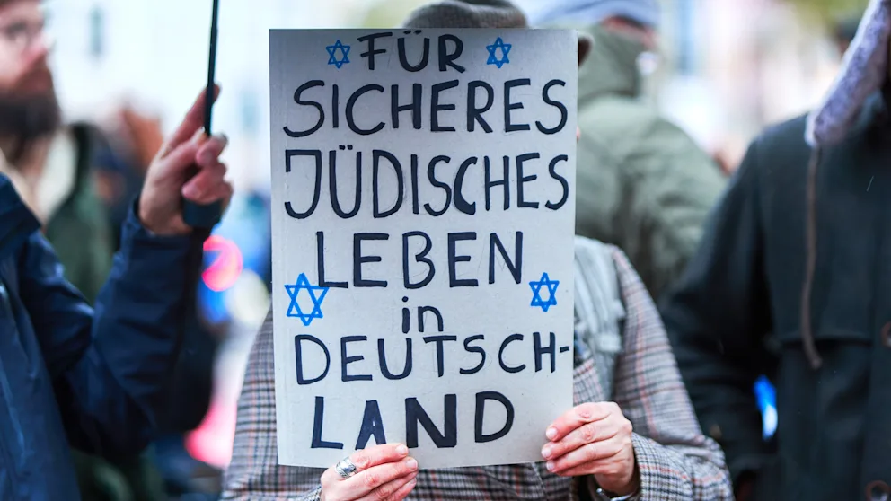 Seit einem Brandanschlag auf die Synagoge im Oktober 2023 wird dort monatlich eine Mahnwache abgehalten (Archivfoto)
