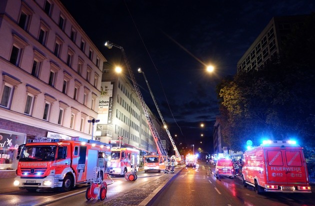 FW Stuttgart: Brand in Dachgeschosswohnung in Stuttgart-West