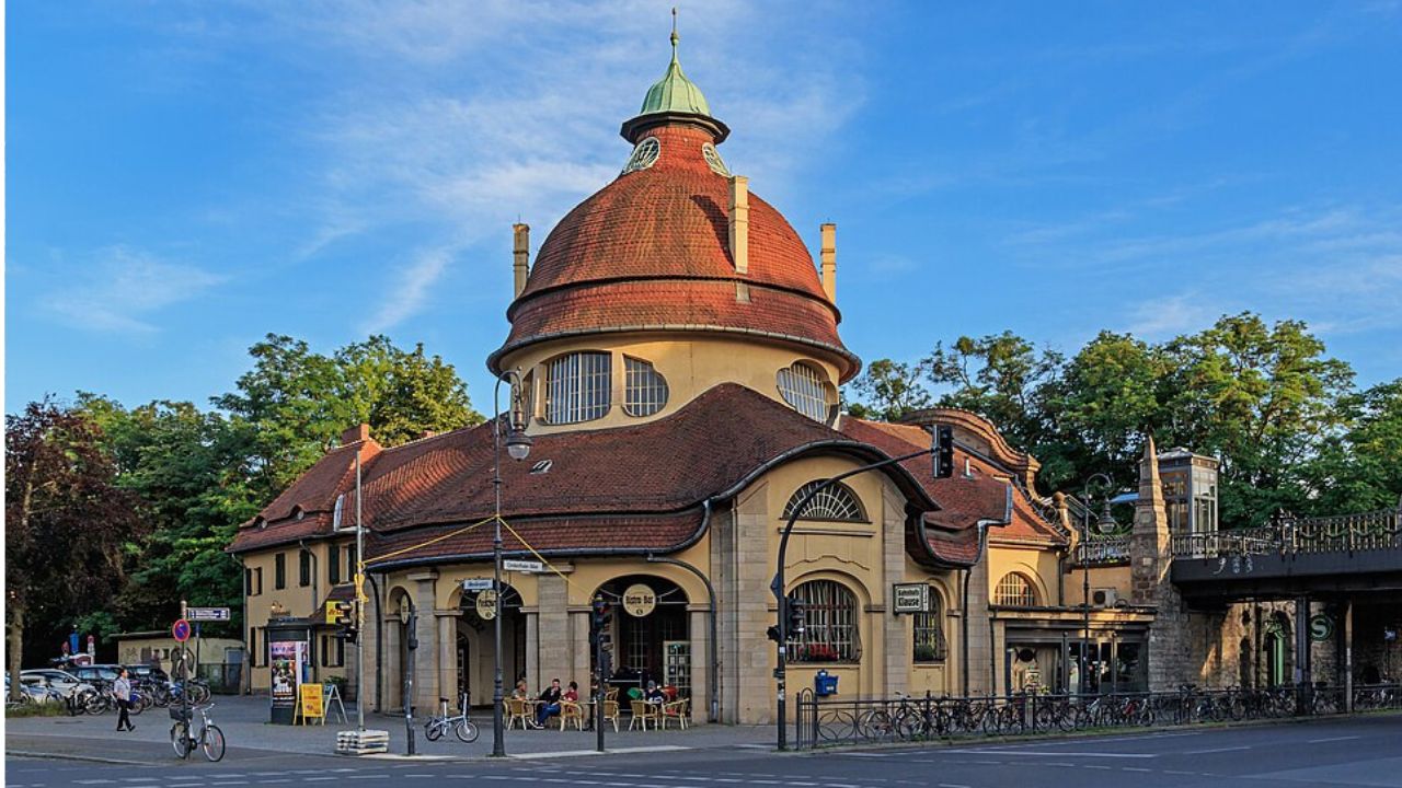 Der historische S-Bahnhof Mexikoplatz im Berliner Bezirk Steglitz-Zehlendorf. Im Rahmen der „U3-Verlängerung“ soll hier ein neuer unterirdischer U-Bahnhof entstehen, der künftig die U3 mit der S1 verbindet und den öffentlichen Nahverkehr im Berliner Südwesten verbessert.