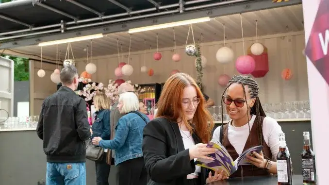 Besucherinnen informieren sich bei einer Veranstaltung der Ruhrtriennale