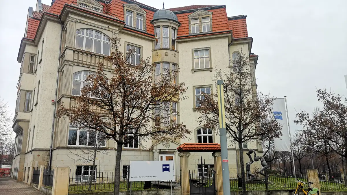Im ehemaligen Stadtbezirks-Amtssitz a Fritz-Foerster-Platz in Dresden residiert heute die ZDI. Was aus der Zeiss-Tochter wird, ist derzeit unklar. Foto: Heiko Weckbrodt