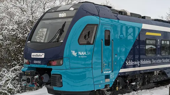 Ein Akkuzug der Nordbahn fährt durch eine verschneite Landschaft. | nordbahn, Levent Mirlay Ein Akkuzug der Nordbahn fährt durch eine verschneite Landschaft.