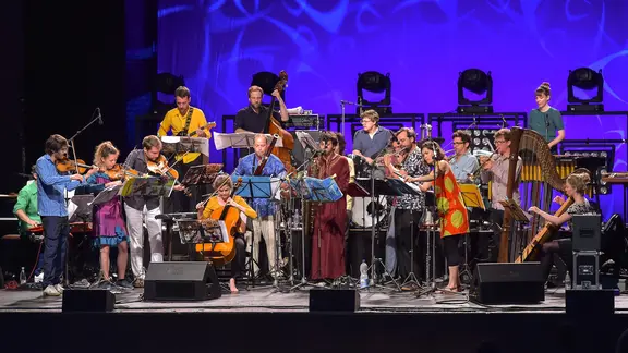 Am 12. September in Halle live zu erleben: das Andromeda Mega Express Orchestra. | imago Eine volle Bühne mit Musikerinnen und Musikern