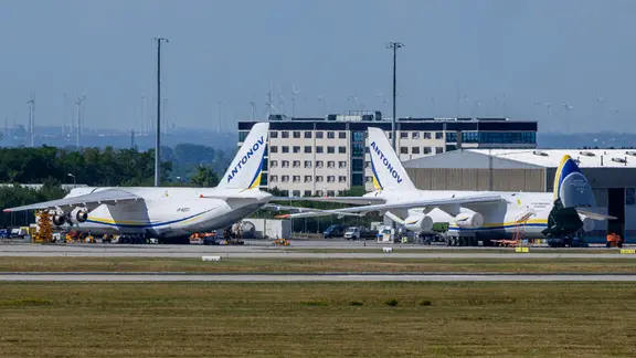 Ukrainische Antonov parken am Flughafen Leipzig/Halle hinter einem Zaun auf dem Flughafengelände. | picture alliance/dpa | Hendrik Schmidt Ukrainische Antonov parken am Flughafen Leipzig/Halle hinter einem Zaun auf dem Flughafengelände.