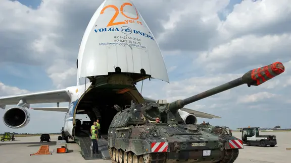 Das Transportflugzeug bringt eine Panzerhaubitze der Bundeswehr vom Einsatzgebiet Afghanistan nach Deutschland zurück. | picture alliance / dpa | Peter Endig Das Transportflugzeug bringt eine Panzerhaubitze der Bundeswehr vom Einsatzgebiet Afghanistan nach Deutschland zurück.