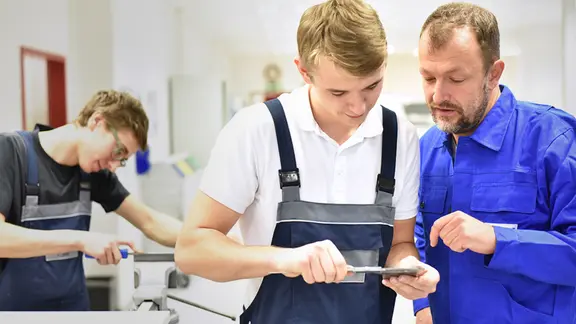Jugendliche in der handwerklichen Berufsausbildung. | Fotolia.com, industrieblick Jugendliche in der handwerklichen Berufsausbildung.