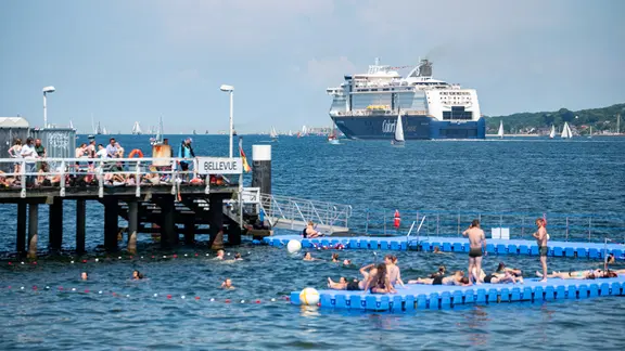 Badegästen an der Badestelle Bellevue in Kiel. | picture alliance/dpa | Jonas Walzberg Badegästen an der Badestelle Bellevue in Kiel.