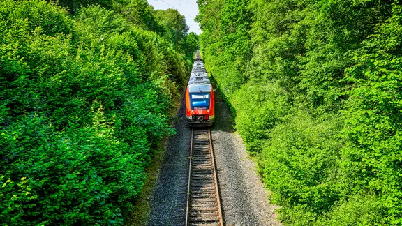 Die Bäderbahn verbindet die Ostseeorte Timmendorfer Strand oder Scharbeutz mit Lübeck. | picture alliance / Bildagentur-online/Ohd, Bildagentur-online/Ohde Regionalbahn in Scharbeutz