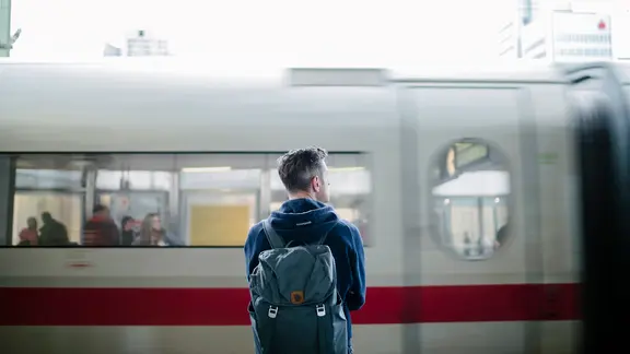 Im Hauptbahnhof Hannover blickt ein Mann auf einen einfahrenden ICE. | NDR, Julius Matuschik Im Hauptbahnhof Hannover blickt ein Mann auf einen einfahrenden ICE.