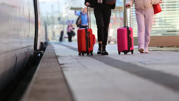 Halbnahe von zwei Frauen mit Koffer, die am Bahngleis entlang gehen | NDR, Pavel Stoyan Halbnahe von zwei Frauen mit Koffer, die am Bahngleis entlang gehen