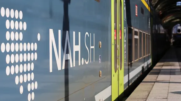 Eine Weiche in Hamburg-Eidelstedt ist demnach gestört. Reisende müssen unter anderem mit Verspätungen rechnen. | NDR, Pavel Stoyan Der Schriftzug "NAH.SH" am Wagon einer Regionalbahn.