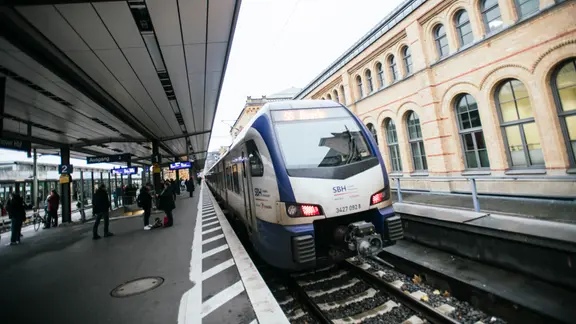 Das Bild zeigt eine Hannoversche S-Bahn. | NDR, Julius Matuschik Das Bild zeigt eine Hannoversche S-Bahn.