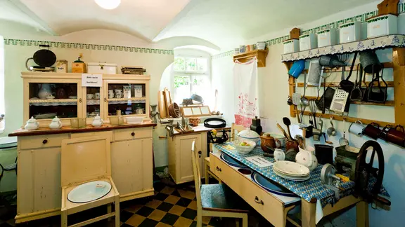 In einem nordsächsischen Mittelbauernhof des frühen 19. Jahrhunderts wurde in der Gemeinde Zabeltitz im Jahre 1982 ein volkskundliches Museum eingerichtet. Der Dreiseithof Wohnhaus, Scheune, Auszughaus präsentiert auf seinem Gelände bäuerliche Maschinen und Geräte der Region und vermittelt durch die originalgetreu restaurierten und eingerichteten Wohnräume einen Eindruck von der Lebensweise der Landbevölkerung um 1900. | imago images/Sylvio Dittrich In einem nordsächsischen Mittelbauernhof des frühen 19. Jahrhunderts wurde in der Gemeinde Zabeltitz im Jahre 1982 ein volkskundliches Museum eingerichtet. Der Dreiseithof Wohnhaus, Scheune, Auszughaus präsentiert auf seinem Gelände bäuerliche Maschinen und Geräte der Region und vermittelt durch die originalgetreu restaurierten und eingerichteten Wohnräume einen Eindruck von der Lebensweise der Landbevölkerung um 1900.