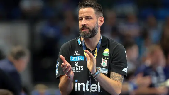Trainer Bennet Wiegert gibt Anweisungen | IMAGO/Jan Huebner Trainer Bennet Wiegert gibt Anweisungen