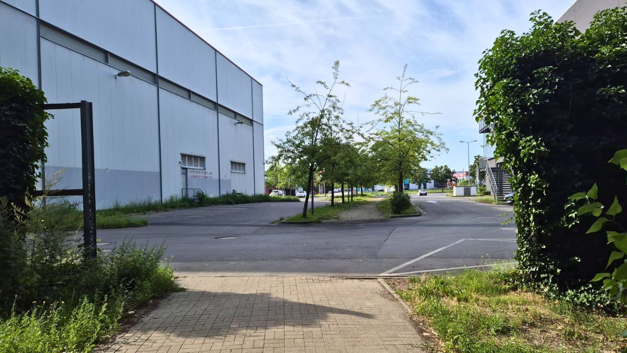Großflächige Parkplatzflächen auf dem Roller-Areal an der B1/B5 in Mahlsdorf