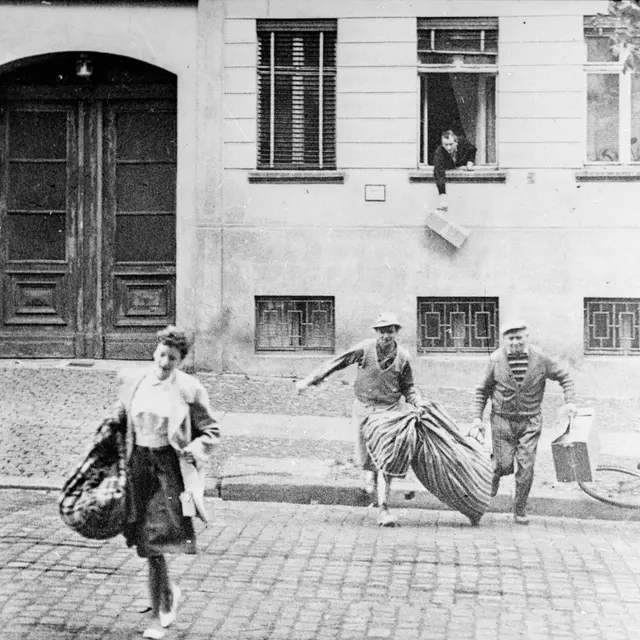 Flucht einer Ost-Berliner Familie aus einem Haus an der Bernauer Straße, August 1961. | IMAGO / Vereinigtes Archiv Flucht einer Ost-Berliner Familie aus einem Haus an der Bernauer Straße, vermutlich am 13. August 1961.