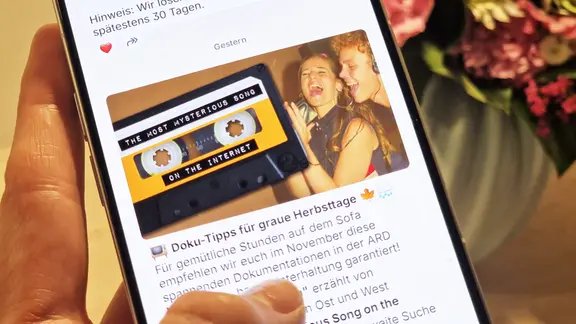 Hand hält Smartphone mit geöffnetem WhatsApp-Kanal "Kultur erleben" | MDR/Mandy Schalast-Peitz Hand hält Smartphone mit geöffnetem WhatsApp-Kanal "Kultur erleben"