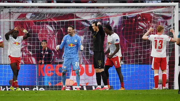 Bei RB Leipzig ist Maarten Vandevoordt in dieser Saison die Nummer eins - auch im Pokal. | MDR/Dirk Hofmeister 07 RB Leipzig FC Augsburg jubel RB Lukeba Harder Vandevoordt DSC_7536