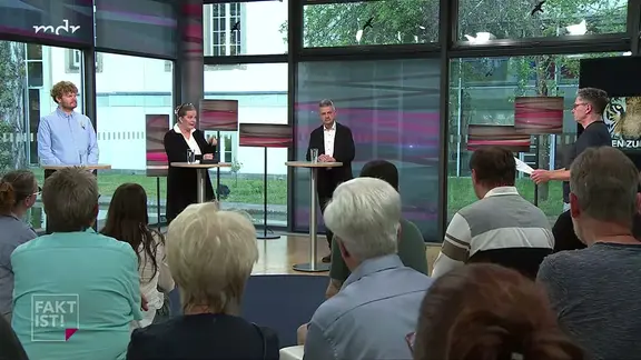 Szene aus Livestream MDR-Fernsehen | MITTELDEUTSCHER RUNDFUNK Schlange, Tiger & Co. - Wenn Wildtiere zu Hause leben