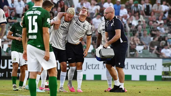 Maurice Hehne muss verletzt vom Feld. | MDR/Dirk Hofmeister 04 Chemie Leipzig Carl Zeiss Jena Verletzung 6 Hehne DSC_9621