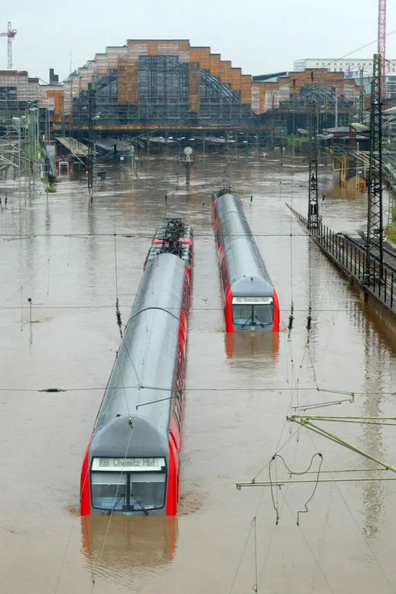 Die Jahrhundertflut setzte große Teile Dresdens unter Wasser. | imago/momentphoto/Killig Blick auf ein unter Wasser stehendes Bahnhofsgelände mit überspülten Bahnen und Gleisen