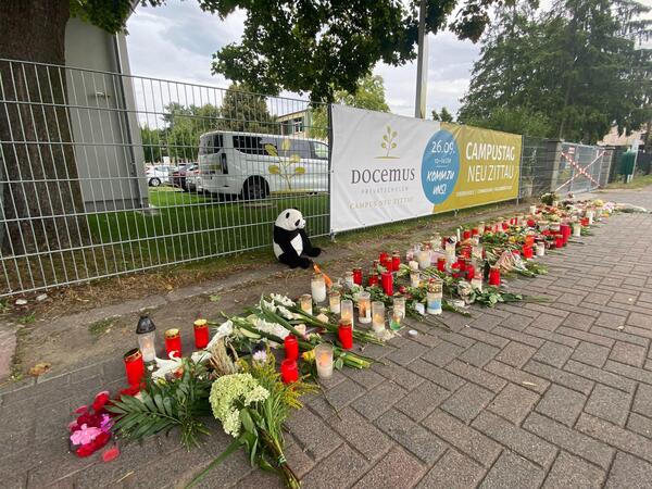 Gewalttaten an Brandenburger Schule in Gosen-Neu Zittau. Trauernde legen Blumen ab.