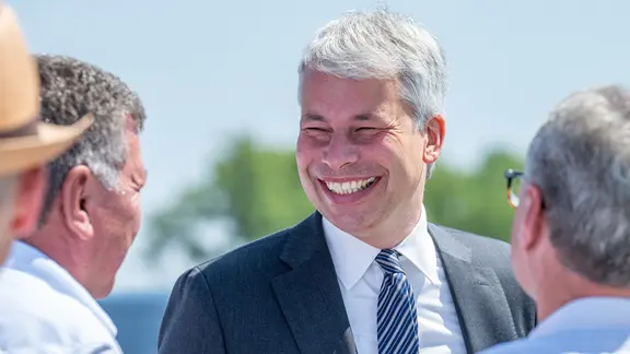 Bundesverkehrsminister Steffen Bilger kommt nach Schleswig-Holstein. | picture alliance/dpa | Armin Weigel Steffen Bilger (CDU) informiert sich über das weitere Vorgehen beim Donauausbau.