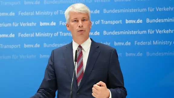 Verkehrsminister Steffen Bilger spricht auf einer Pressekonferenz. | IMAGO / Political-Moments Verkehrsminister Steffen Bilger spricht auf einer Pressekonferenz.