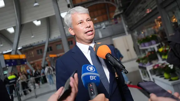 Bundesverkehrsminister Bilger gibt ein Interview. | Marcus Brandt/dpa Bundesverkehrsminister Bilger gibt ein Interview.