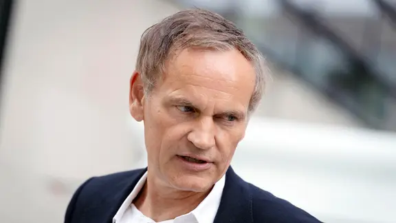 Ein Mann schaut seitlich nach unten. | picture alliance / Geisler-Fotopress | Bernd Elmenthaler Ein Mann schaut seitlich nach unten.