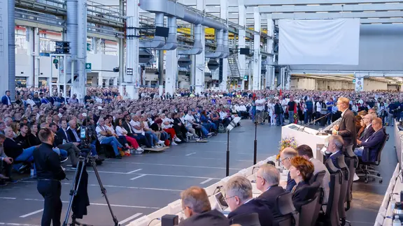 Oliver Blume, Vorstandsvorsitzender der Volkswagen Group, spricht bei der Betriebsversammlung von Volkswagen. | Roland Niepaul/Volkswagen VW/dpa Oliver Blume, Vorstandsvorsitzender der Volkswagen Group, spricht bei der Betriebsversammlung von Volkswagen.