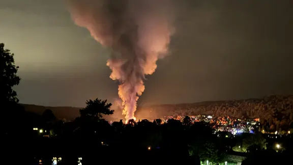 Blick auf Hann. Münden und einer große Rauchsäule mitten in der Stadt, die durch einen Großbrand auf dem Gelände einer ehemaligen Fabrik entstand. | NDR Blick auf Hann. Münden und einer große Rauchsäule mitten in der Stadt, die durch einen Großbrand auf dem Gelände einer ehemaligen Fabrik entstand.
