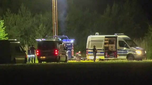 Polizisten untersuchen den Fundort eines schwer verletzten Verdächtigen in Schwanewede.