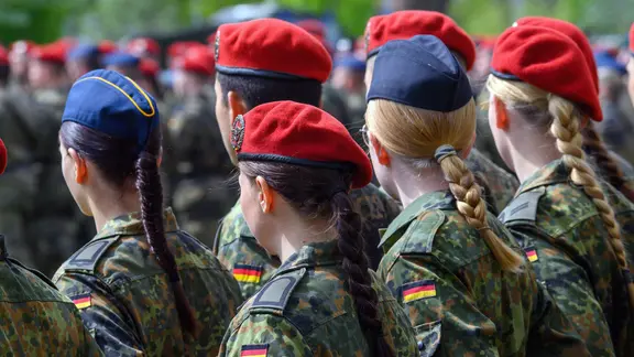 Soldatinnen und Soldaten der Bundeswehr sind im Goehtepark in Burg angetreten. | picture alliance/dpa | Klaus-Dietmar Gabbert Soldatinnen und Soldaten der Bundeswehr sind im Goehtepark in Burg angetreten.