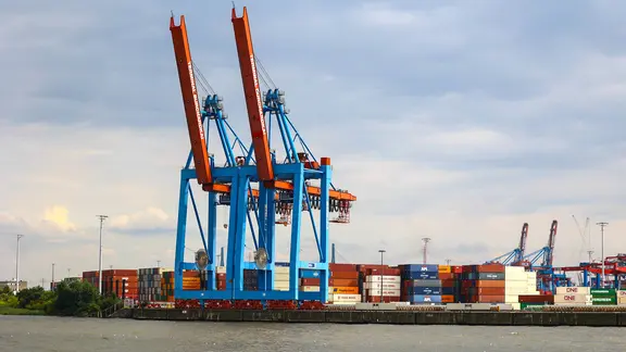 Blick auf zwei Kräne am Containerterminal Burchardkai im Hamburger Hafen.
