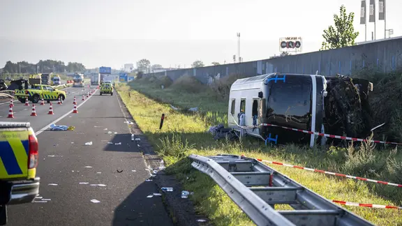 Ein umgestürzter Bus | Jeroen Jumelet/ANP/dpa Ein umgestürzter Bus