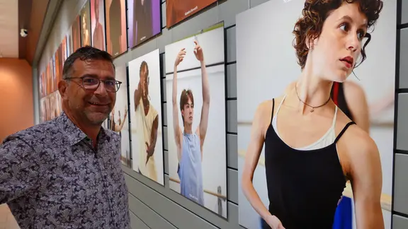 Bodo Busse steht vor einer Fotogalerie mit Porträts von Tänzerinnen und Tänzern. | NDR, Agnes Bührig Bodo Busse steht vor einer Fotogalerie mit Porträts von Tänzerinnen und Tänzern.