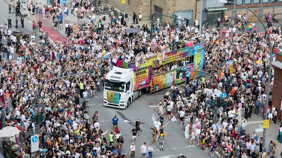 Tausende sind beim CSD in Hamburger Innenstadt dabei. | dpa, Georg Wendt Tausende sind beim CSD in Hamburger Innenstadt dabei.